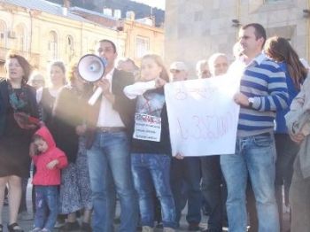       ხუდონჰესის საწინააღმდეგო აქცია სახელმწიფო კანცელარიასთან