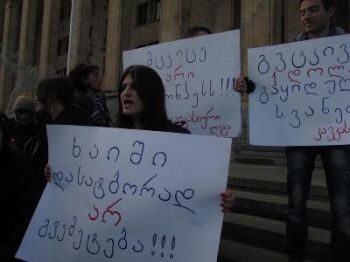 „მტკიცე უარი ხუდონჰესს“ - აქცია პარლამენტის შენობასთან