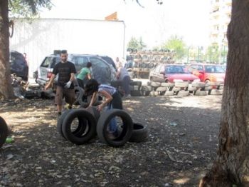 ოცამდე პარტიზანმა ელიავას ბაზრობის მიმდებარე სკვერის დასუფთავების აქცია მოაწყო