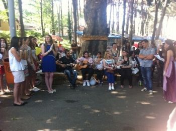 პერფორმანსი ზოოპარკში ილიაუნის სტუდენტებისგან