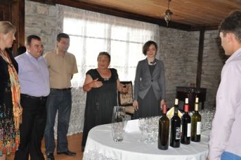 სტუდენტების მიერ წარმოებული ღვინის გამოფენა-გაყიდვა  საზოგადოებრივ კოლეჯ „აისში“