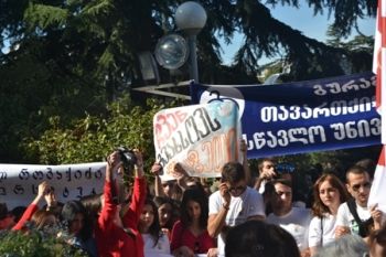 ახალგაზრდების მსვლელობა გმირთა ხსოვნის პატივსაცემად