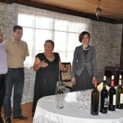 სტუდენტების მიერ წარმოებული ღვინის გამოფენა-გაყიდვა  საზოგადოებრივ კოლეჯ „აისში“